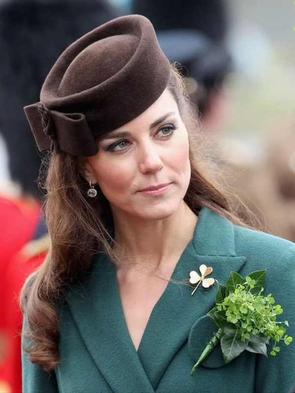 股升网 男人曾是胸针控？领针、Jabot Pin…看中世纪绅士如何用珠宝炫富